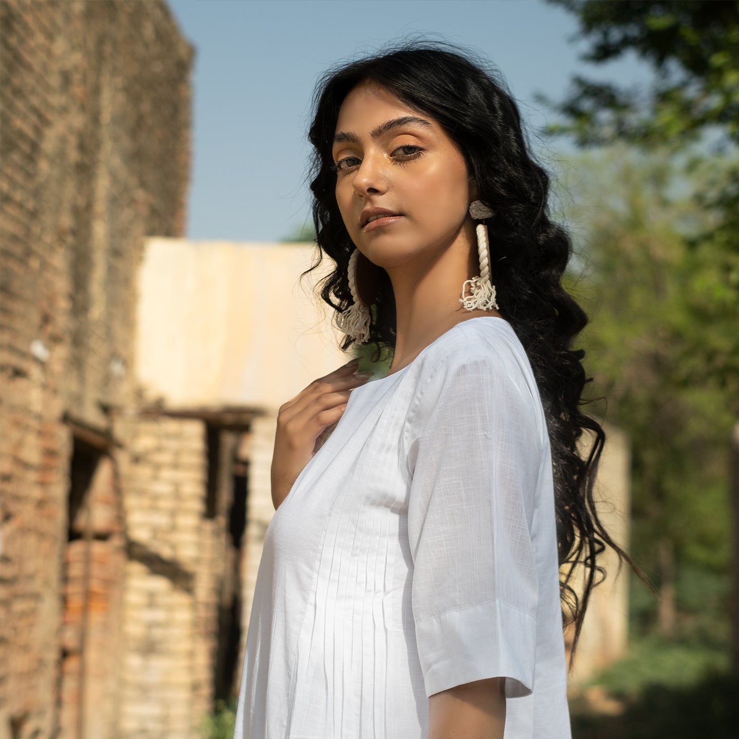 White Round neck kurta with pin tucks details and straight pants (set of 2)