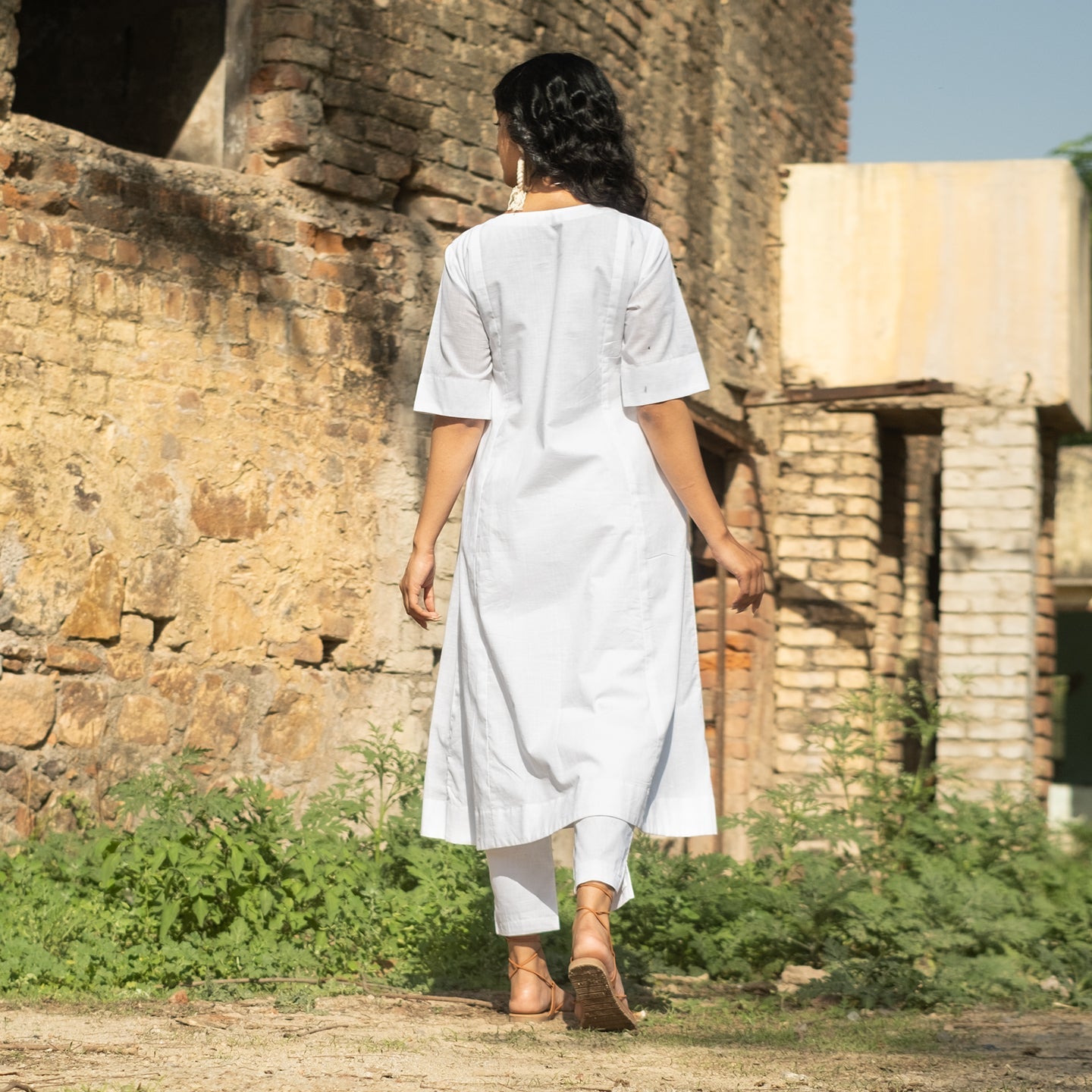 White Round neck kurta with pin tucks details and straight pants (set of 2)