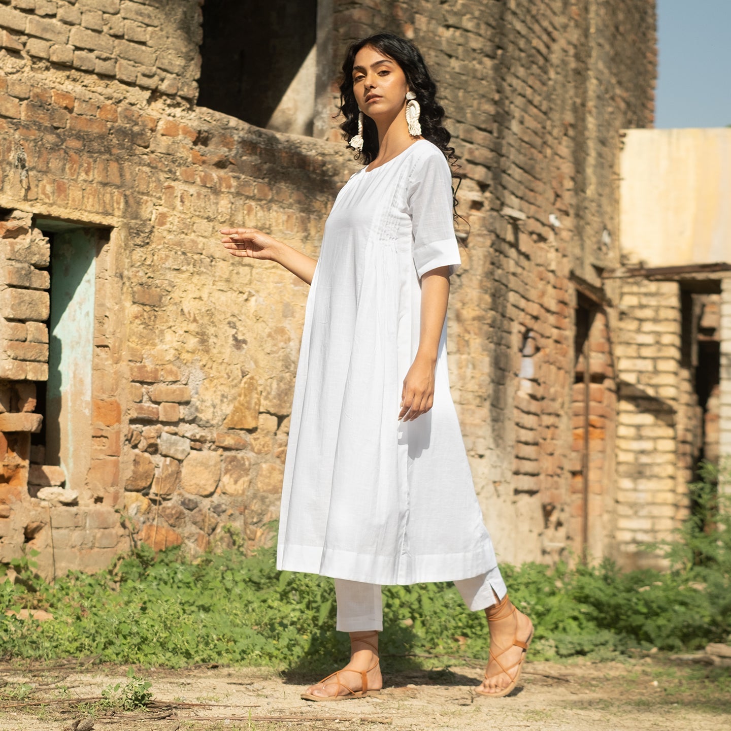 White Round neck kurta with pin tucks details and straight pants (set of 2)