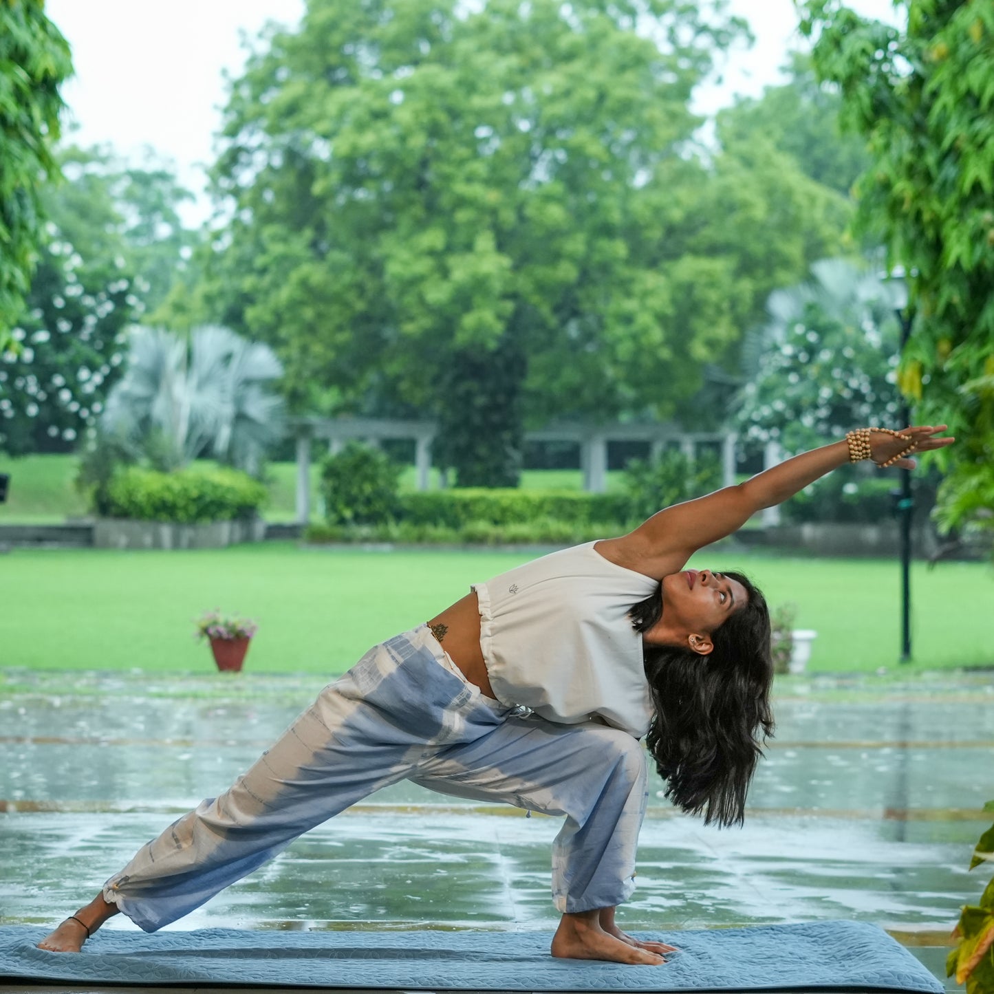 White cotton yoga top with blue pants – Akiso set