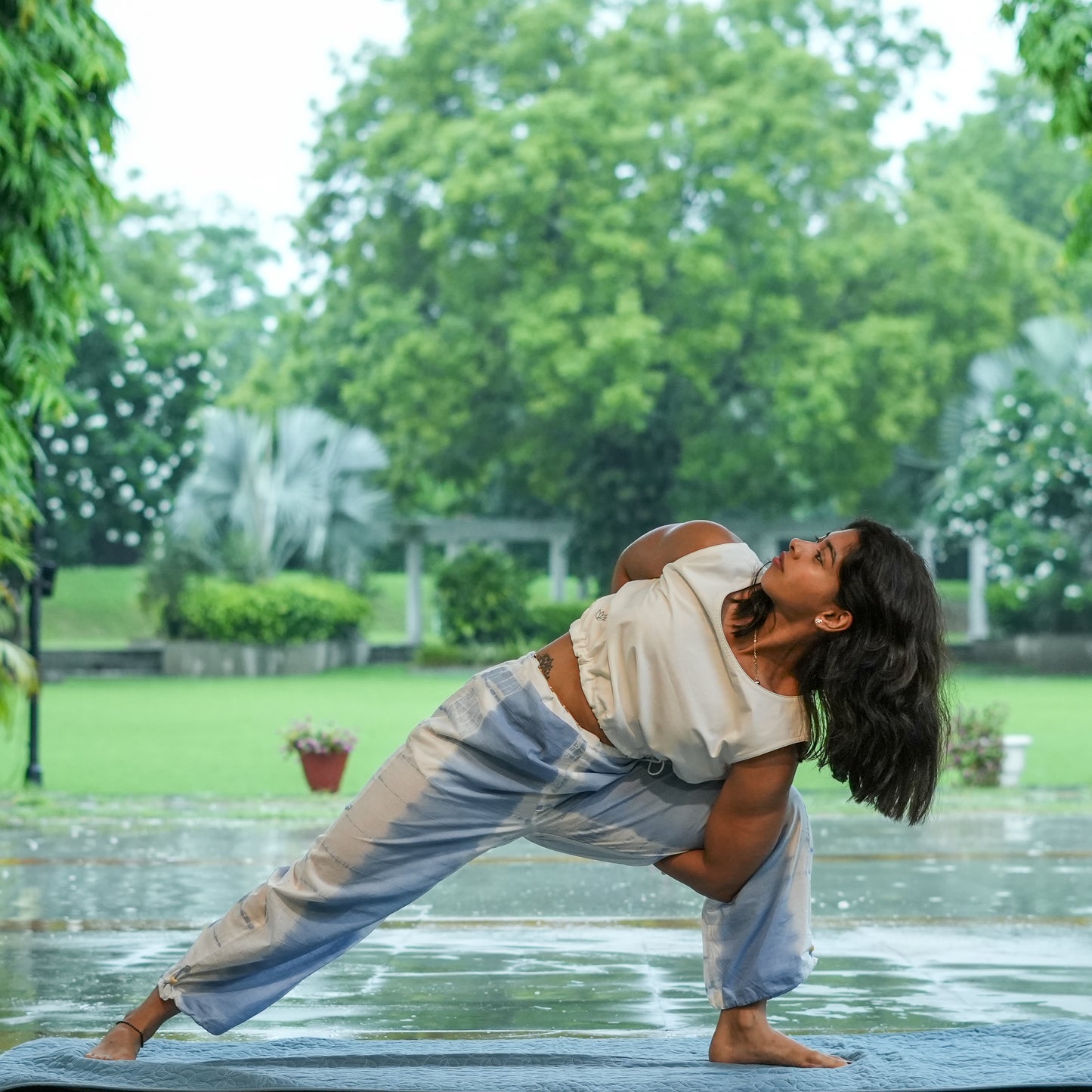 Akiso yoga outfit – sky blue tie and dye with white