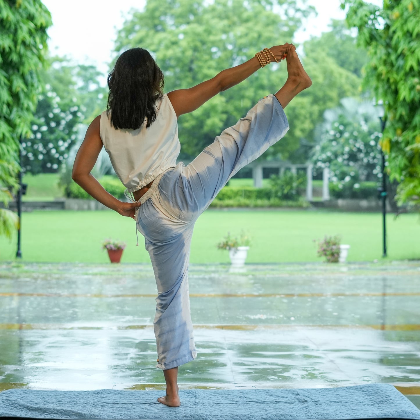 Blue tie-dye yoga pants & white top set – Akiso