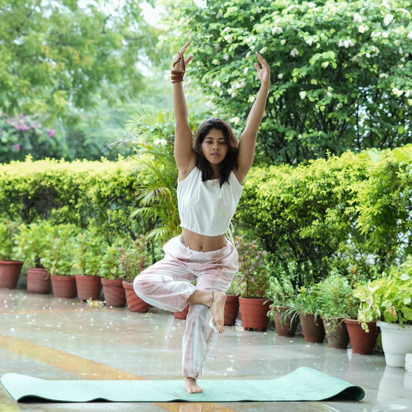 Akiso yoga set – pink tie and dye pants & white top