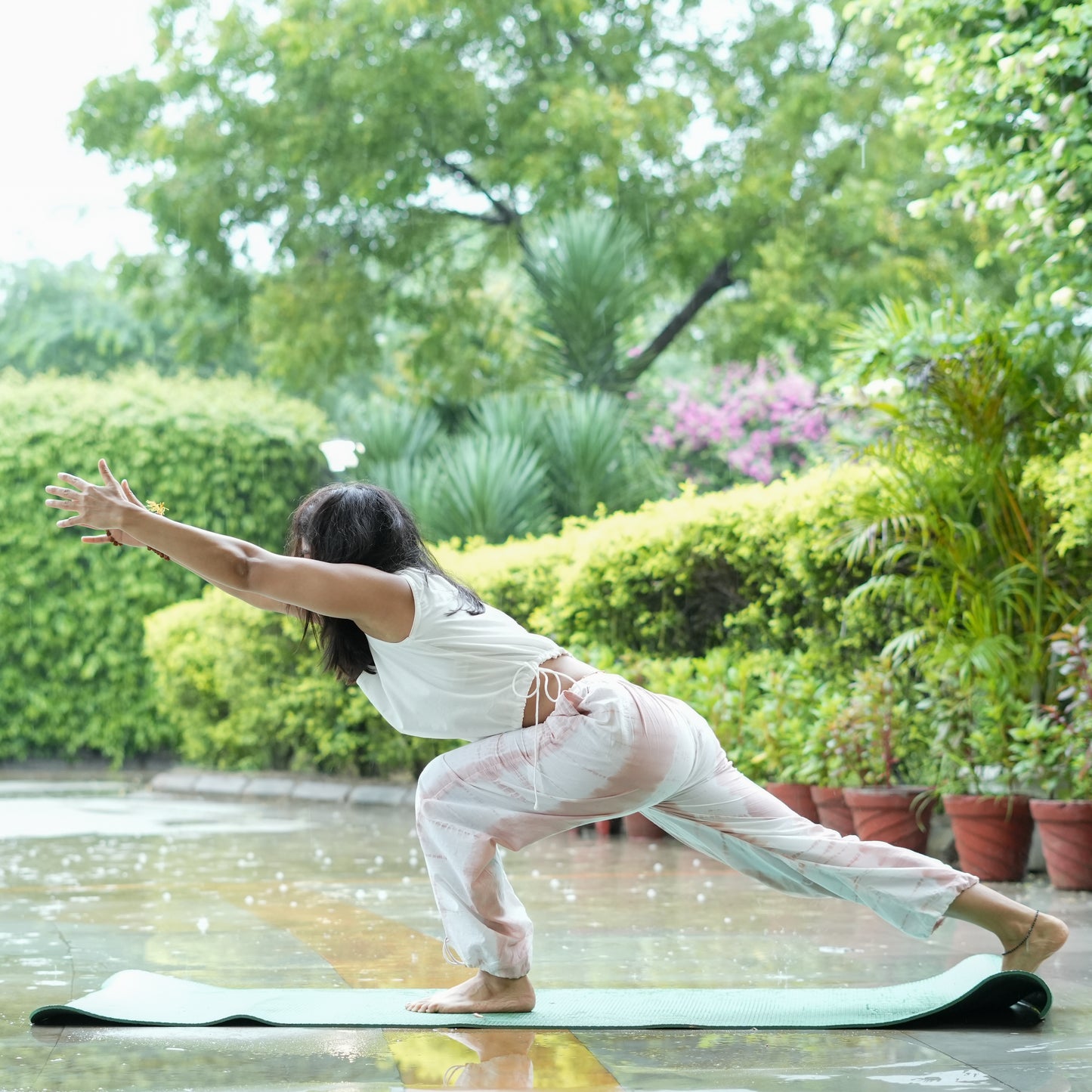 Akiso soft yoga look – white cotton top and pink pants