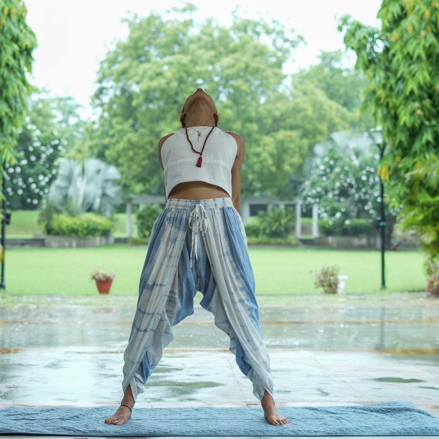 Akiso yoga co-ord – blue tie and dye pants & white top