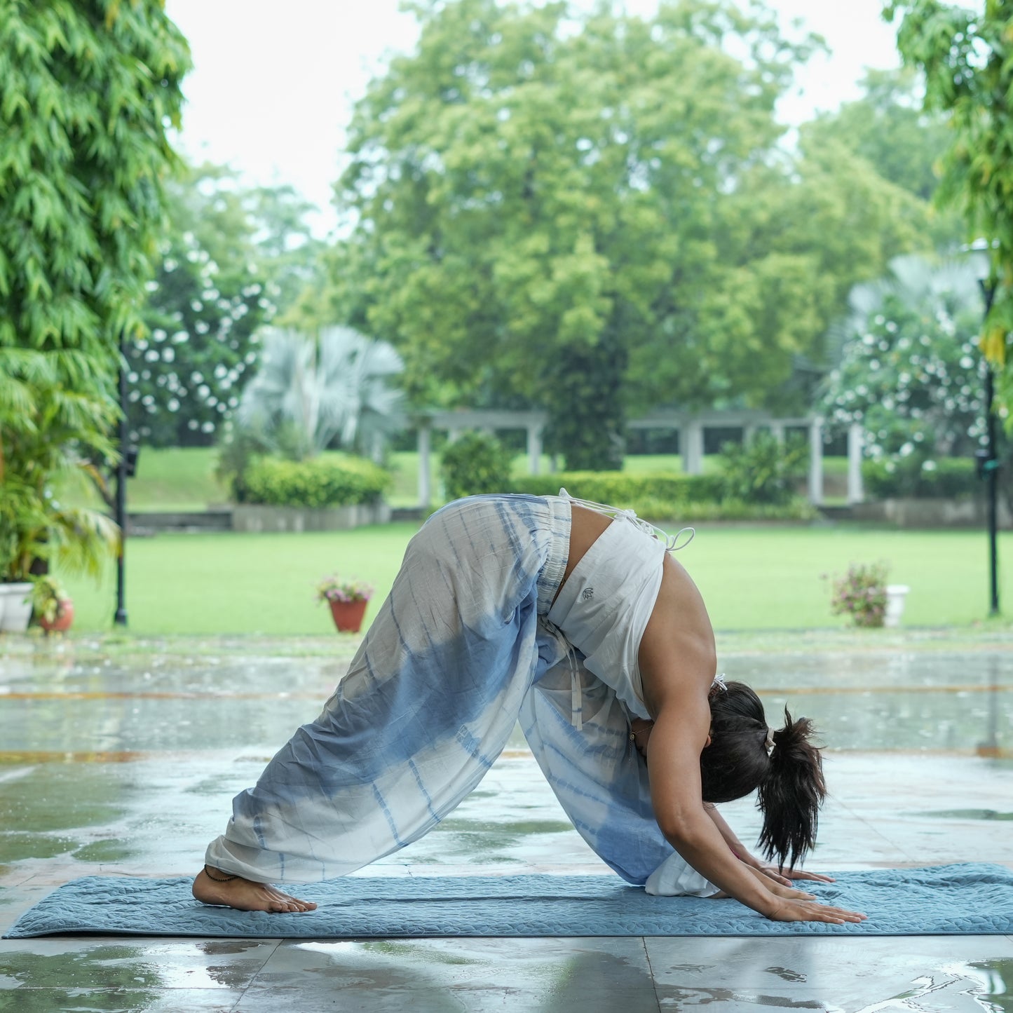 Tie and dye yoga look – Akiso sky blue pants & white top