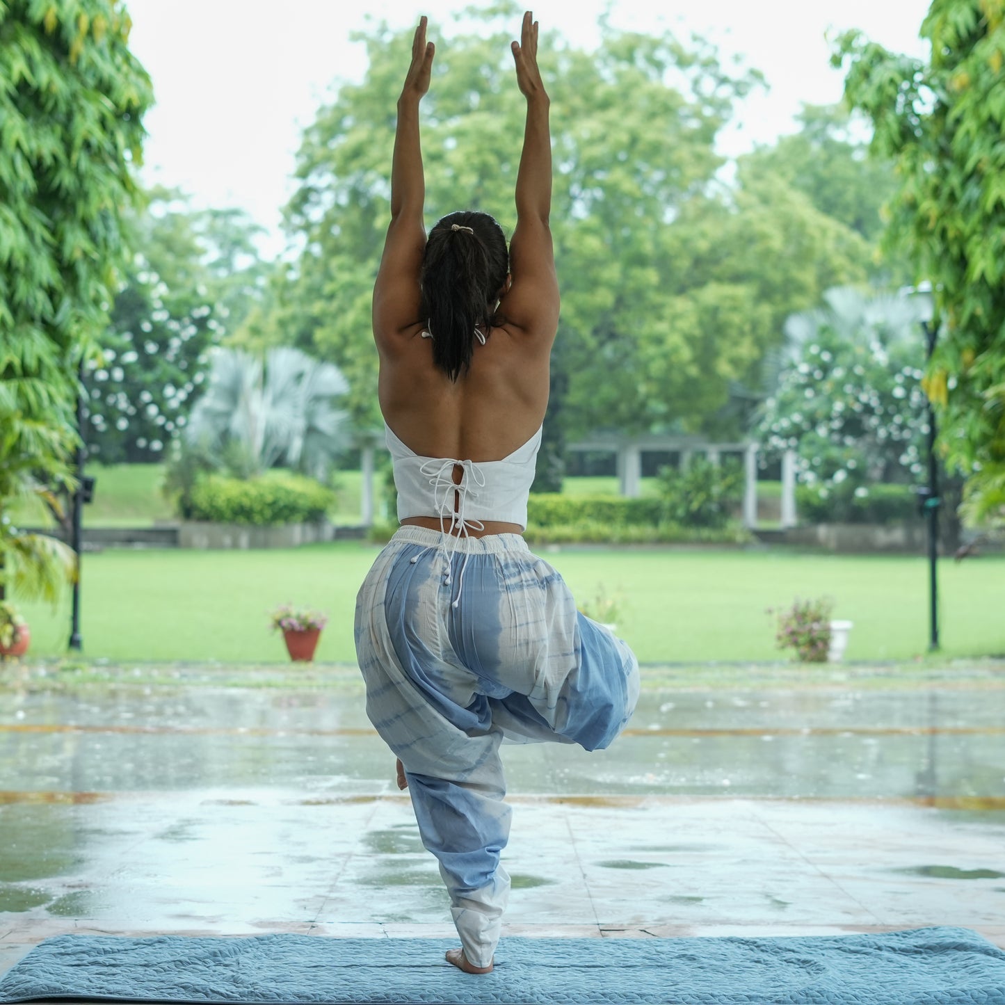 Akiso cotton yoga outfit – blue tie and dye pants & top