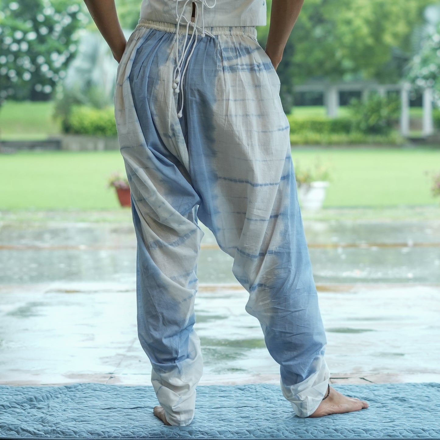 Akiso yoga set – white top & sky blue tie and dye pants