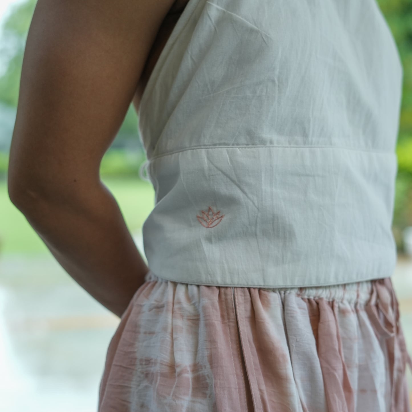 Akiso yoga set – white top & pink tie and dye pants