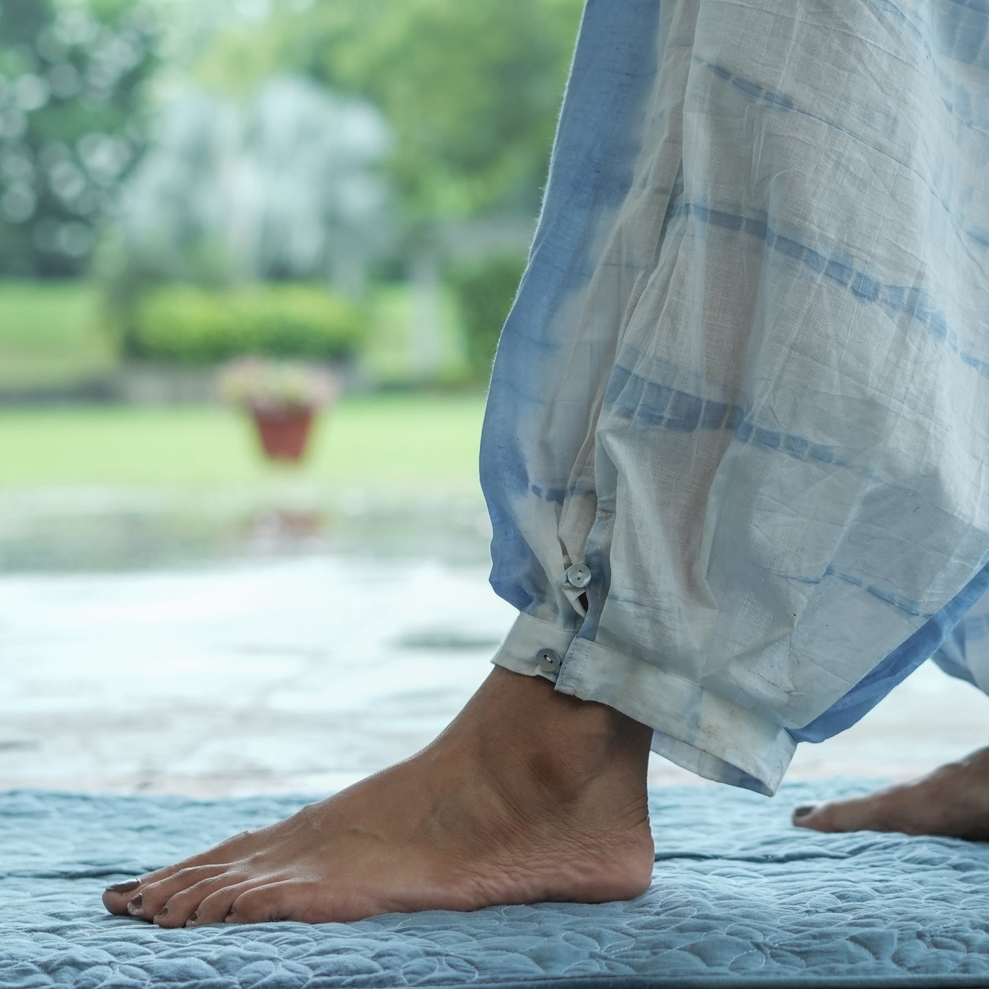 Akiso breathable yoga wear – blue pants and white top