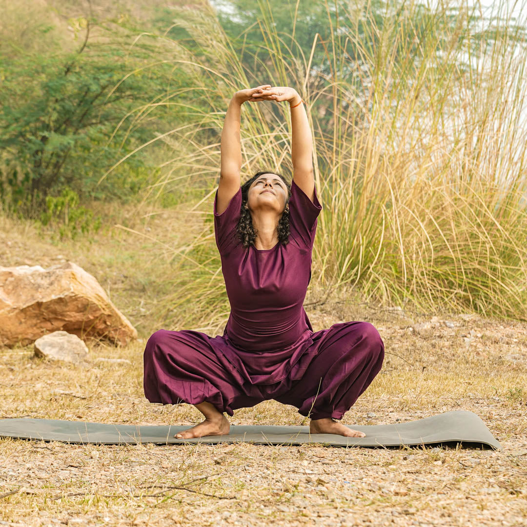 Akiso chakra-colored yoga wear – women’s top and pants in purple