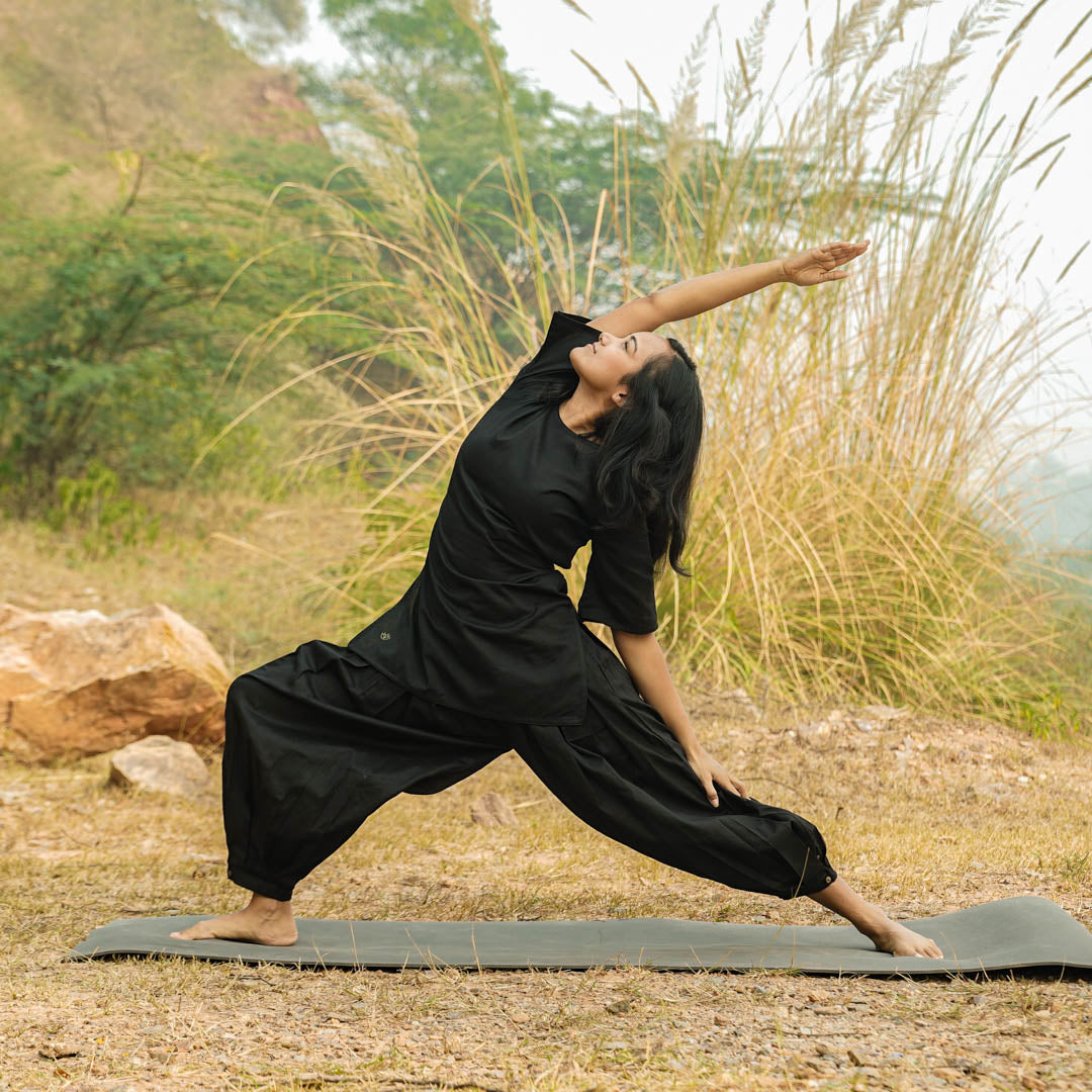 Women’s soft cotton yoga set – solid black outfit for calm sessions