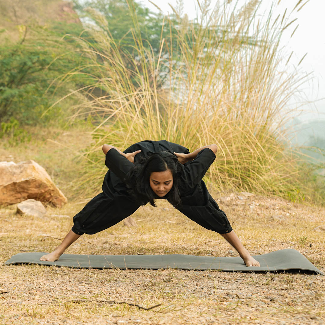 Chakra-inspired yoga set in black – top and pants for daily flow