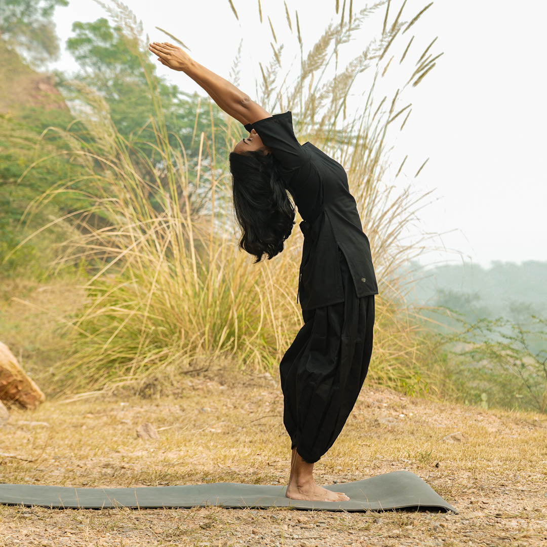 Akiso relaxed-fit yoga set – black cotton top and matching pants