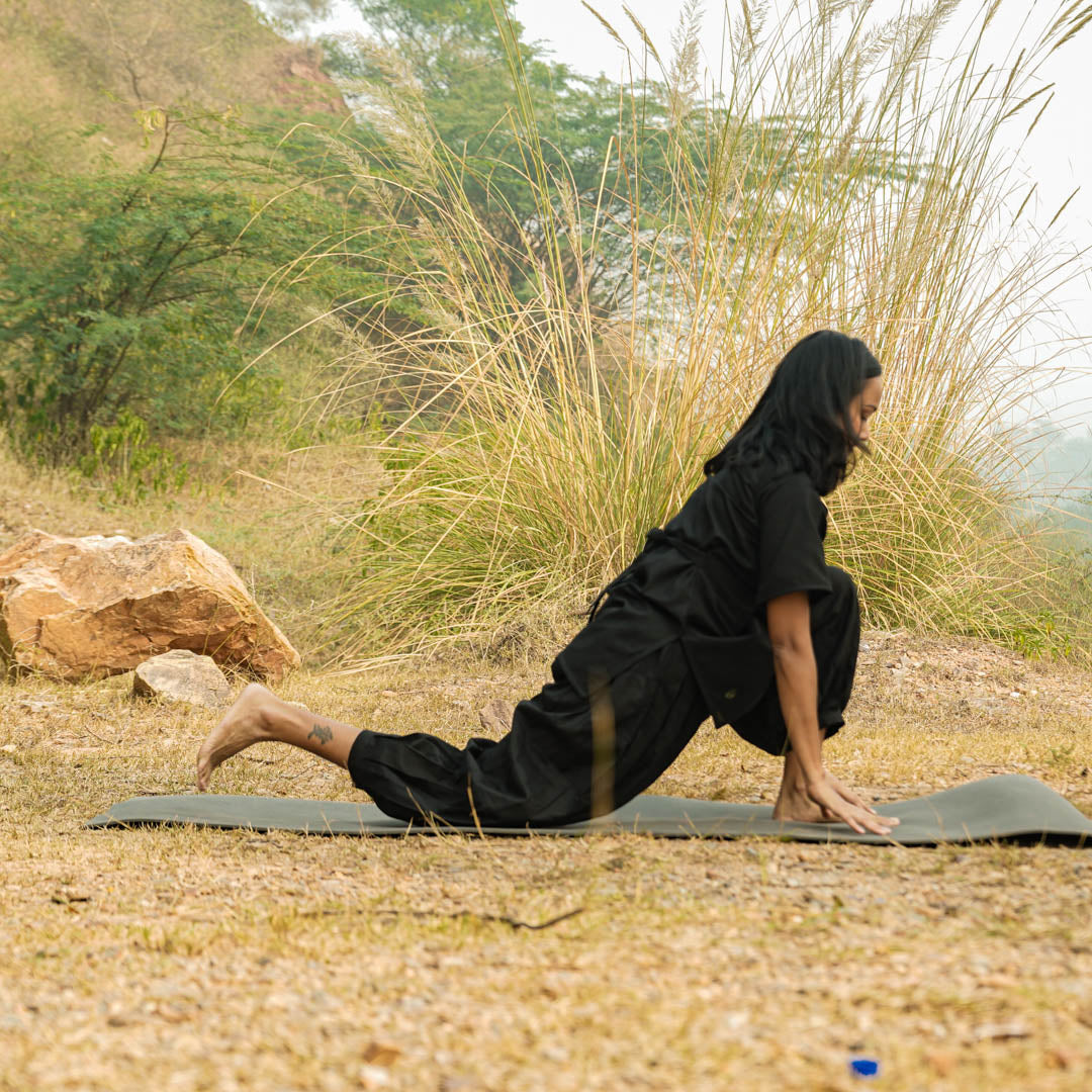 Women’s yoga outfit in dark cotton – breathable black set