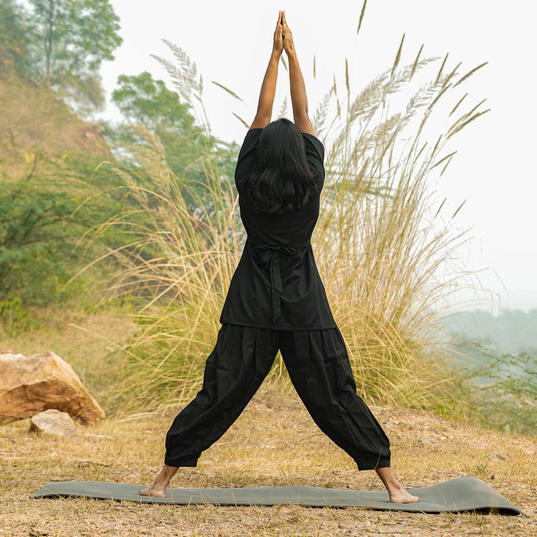 Akiso black yoga ensemble – top and pants made from soft cotton