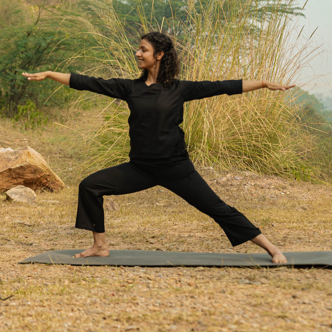 Women’s minimalist black yoga t-shirt – 100% cotton comfort