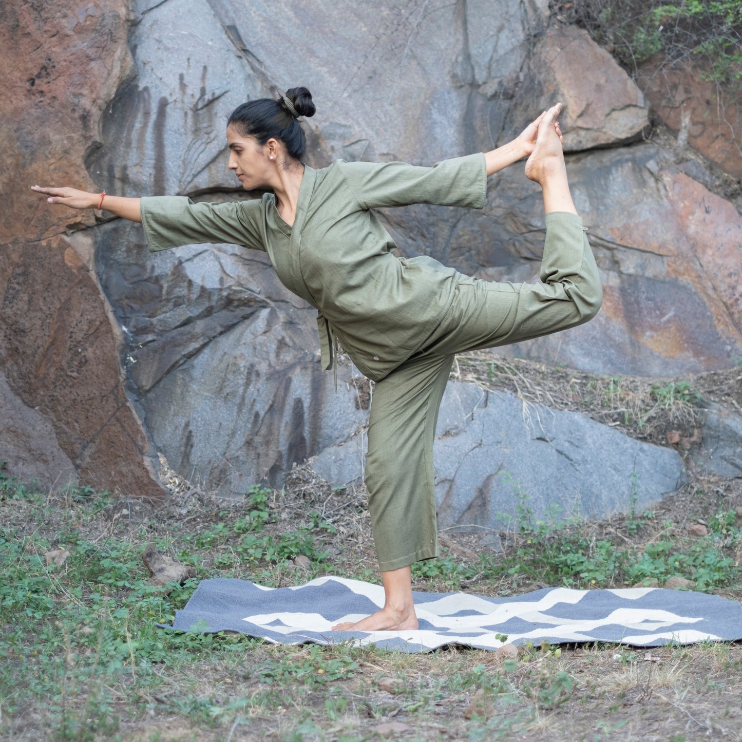 Akiso relaxed green yoga trousers in soft cotton for women