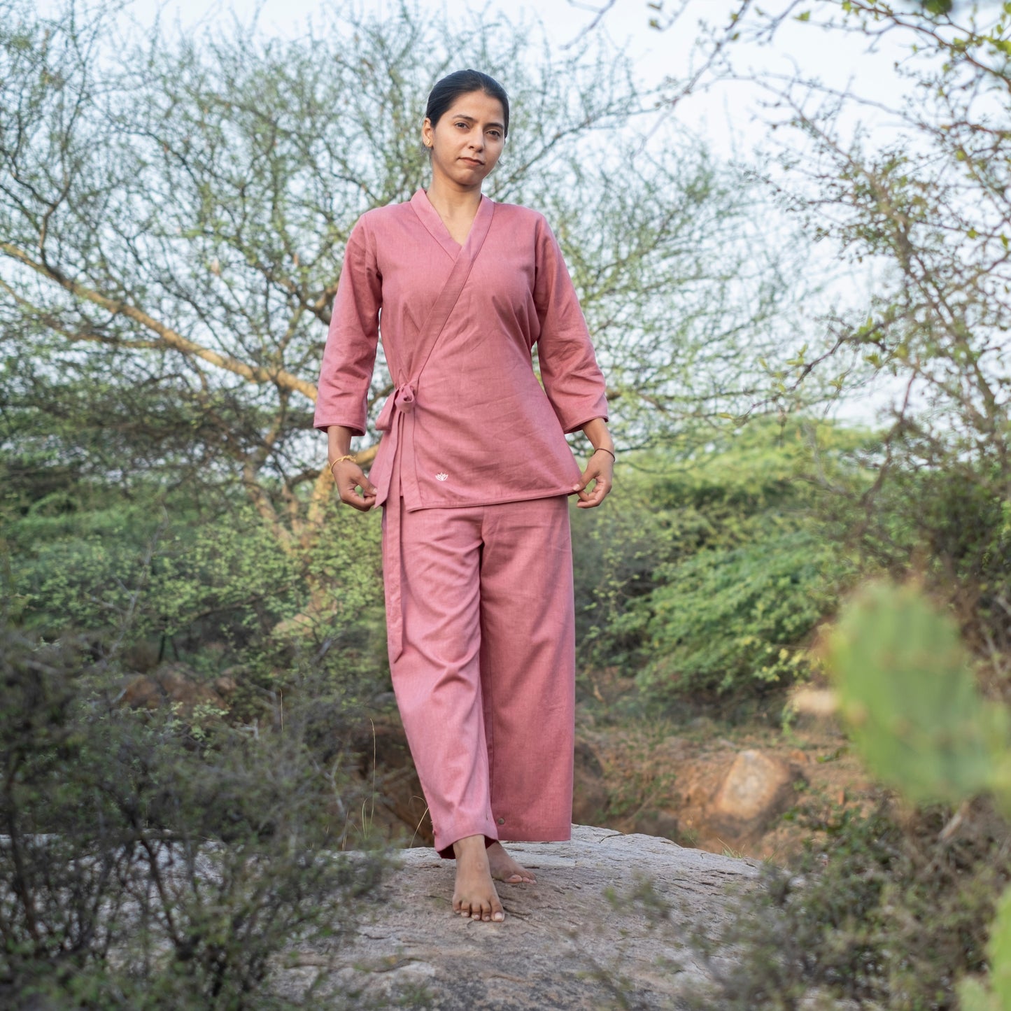 Fitted pink yoga top in cotton – perfect for daily practice