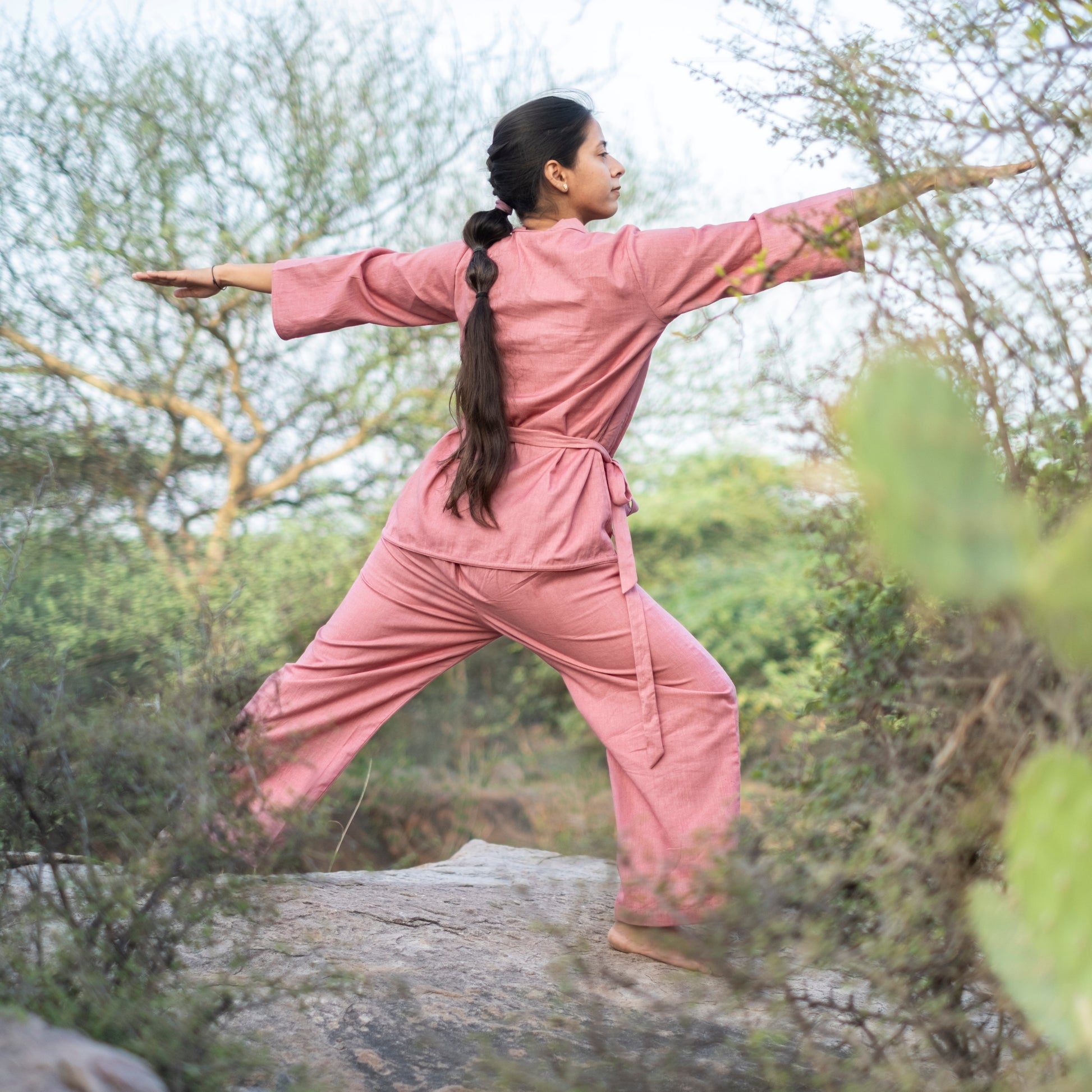 Chakra-aligned pink yoga pants in breathable cotton – Akiso