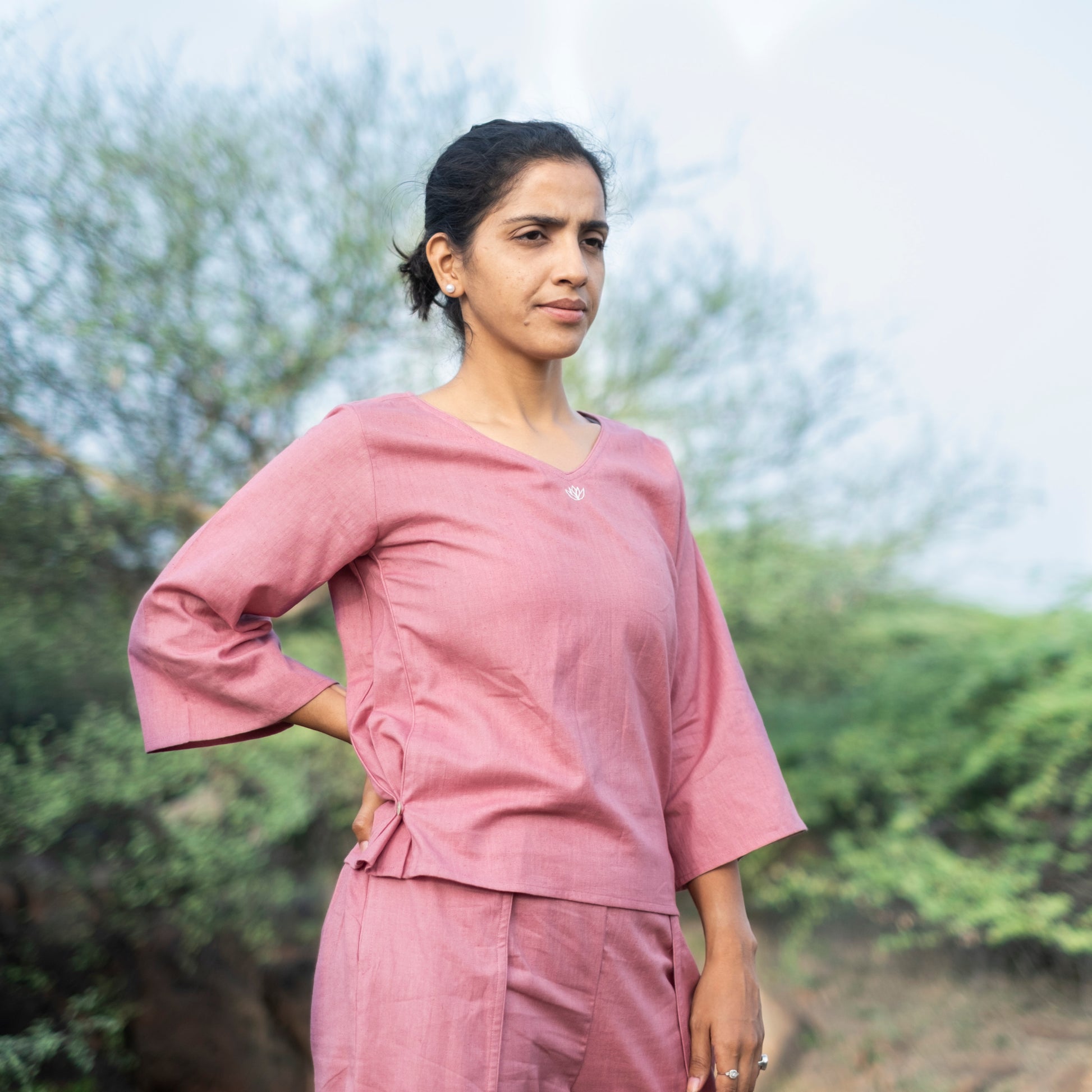 Akiso breathable yoga top in pink – ideal for stretching & meditation