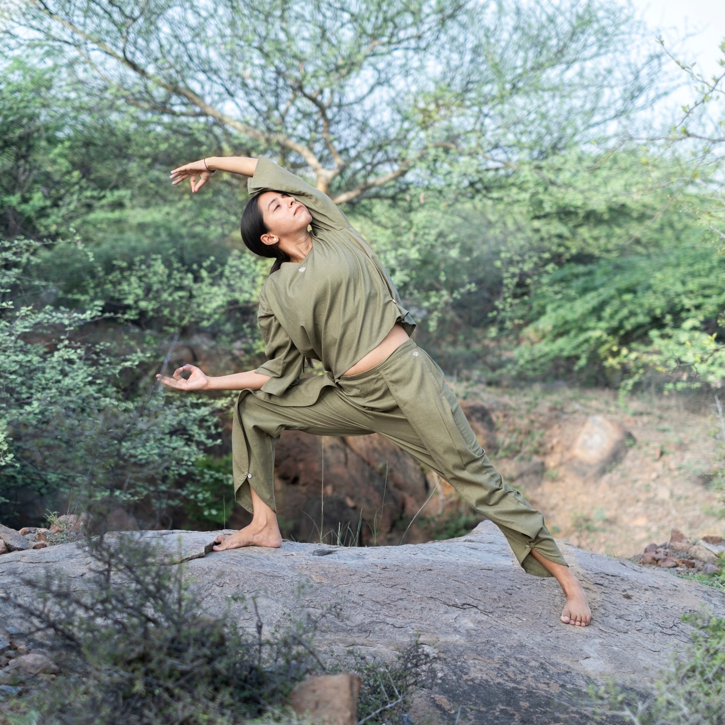 Akiso fitted yoga top in green – perfect for workouts and meditation