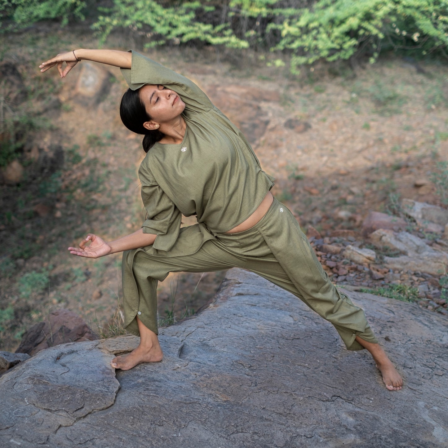 Soft green cotton yoga bottoms – lightweight and comfy by Akiso