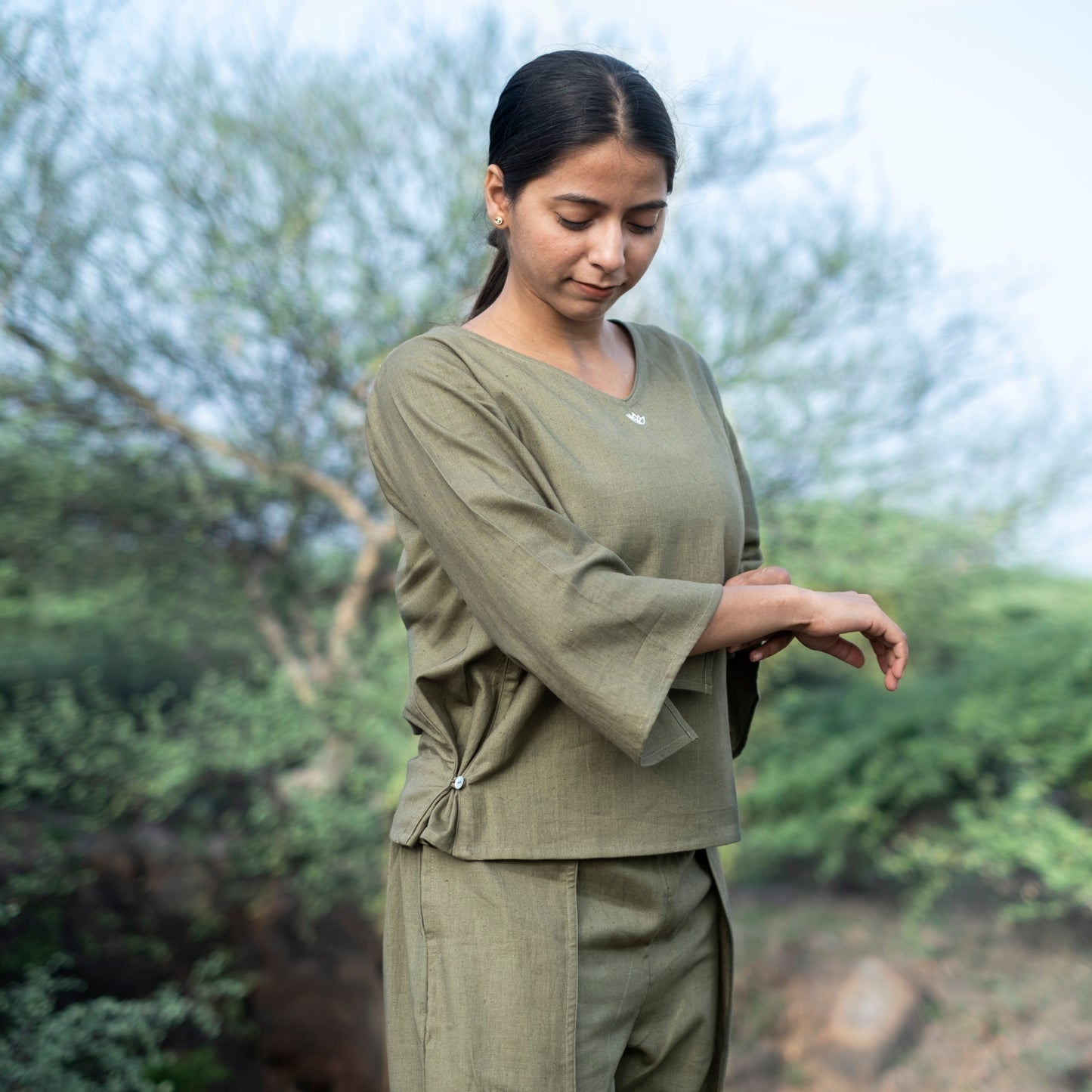 Minimalist green yoga shirt for women – Akiso cotton wear