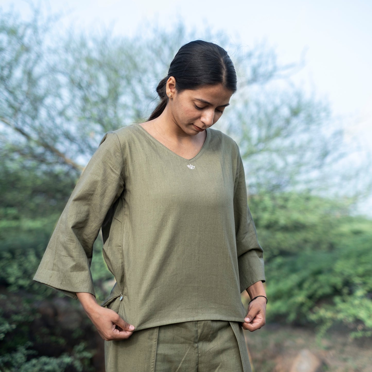 Comfortable green yoga top – breathable cotton activewear by Akiso
