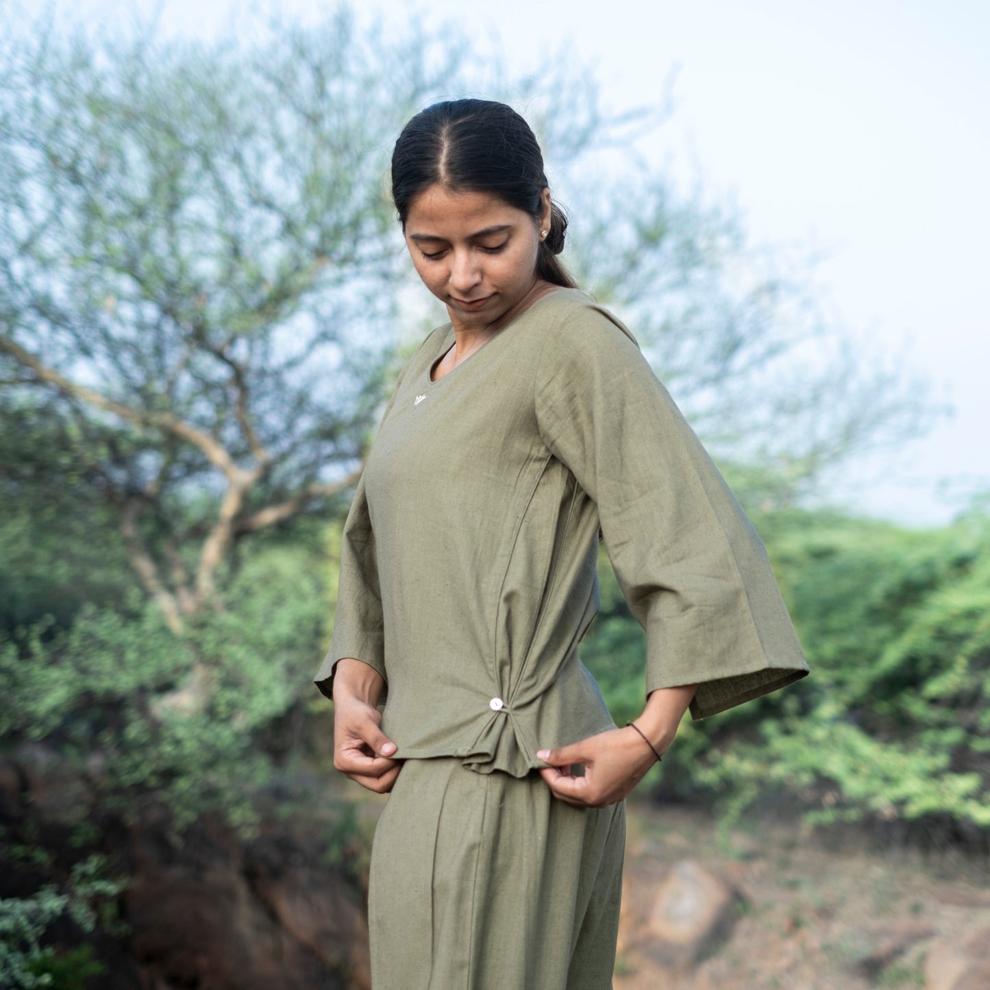 Green yoga crop top for women – soft and natural cotton from Akiso