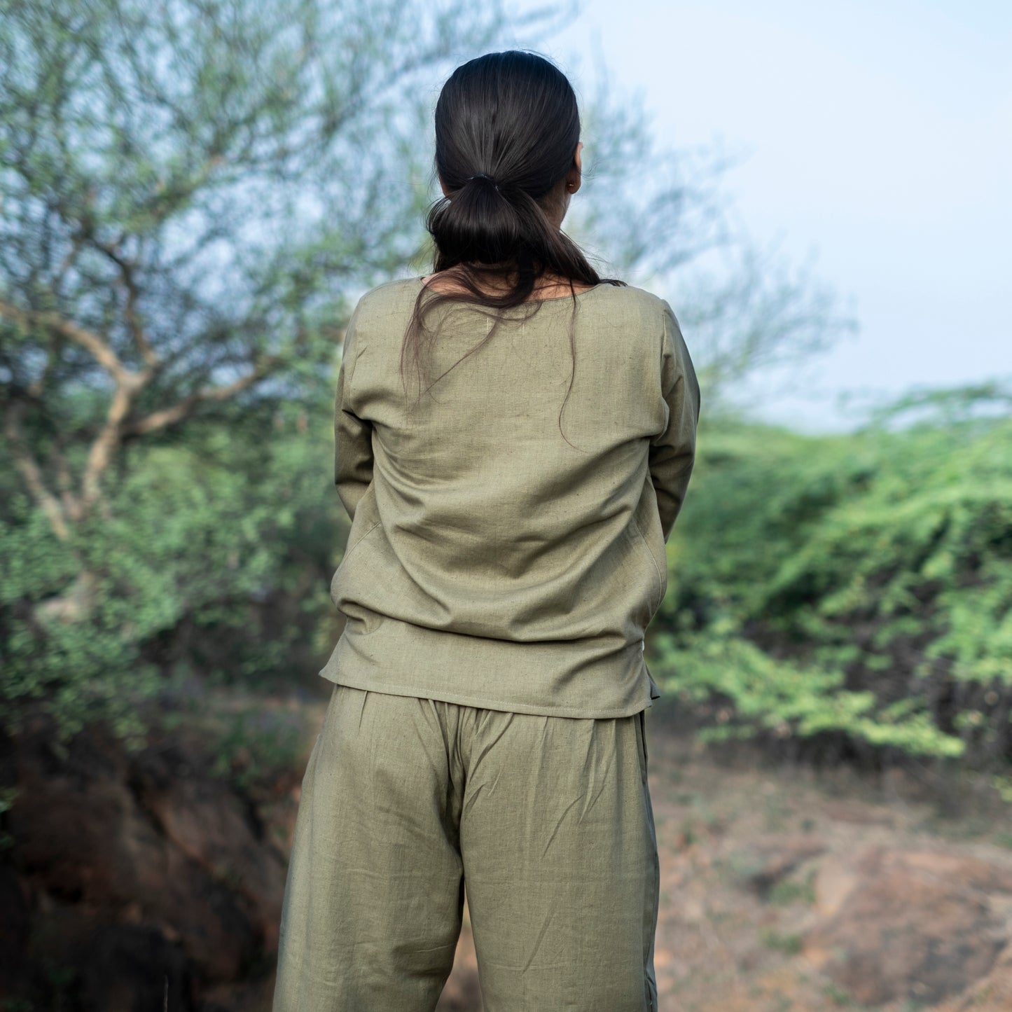 Elegant pastel green yoga shirt – breathable cotton by Akiso
