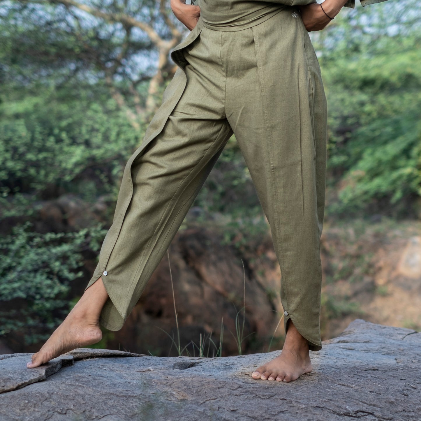 Sustainable Dhoti yoga pants in green – breathable cotton fabric by Akiso