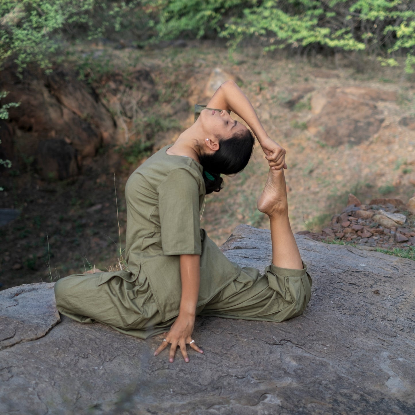 Women’s yoga wear in earthy green cotton – breathable and light
