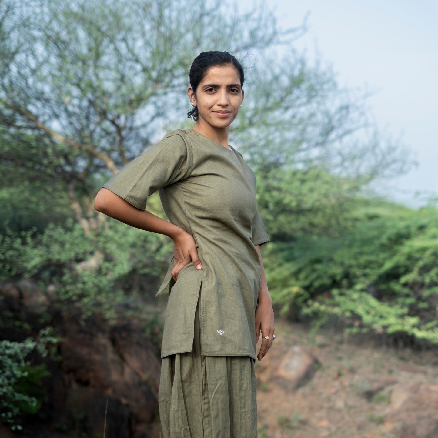 Chakra-inspired green yoga outfit – soft cotton two-piece by Akiso