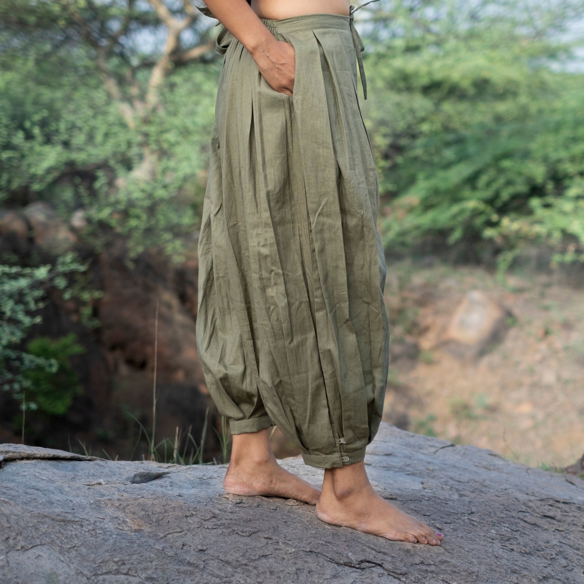 Akiso yoga pants in light green – moisture-wicking cotton fabric