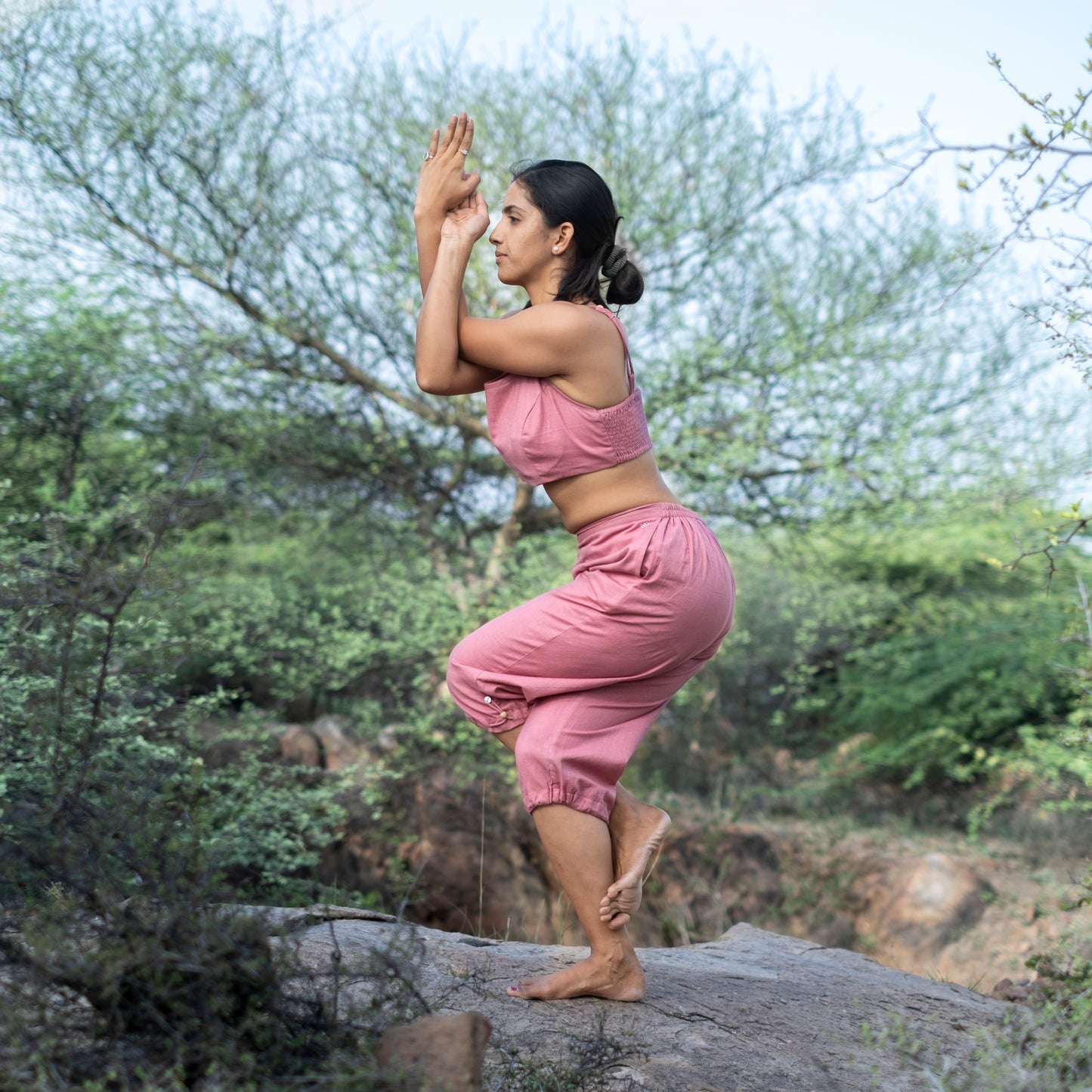Feminine pink yoga pants in soft cotton – relaxed-fit for women
