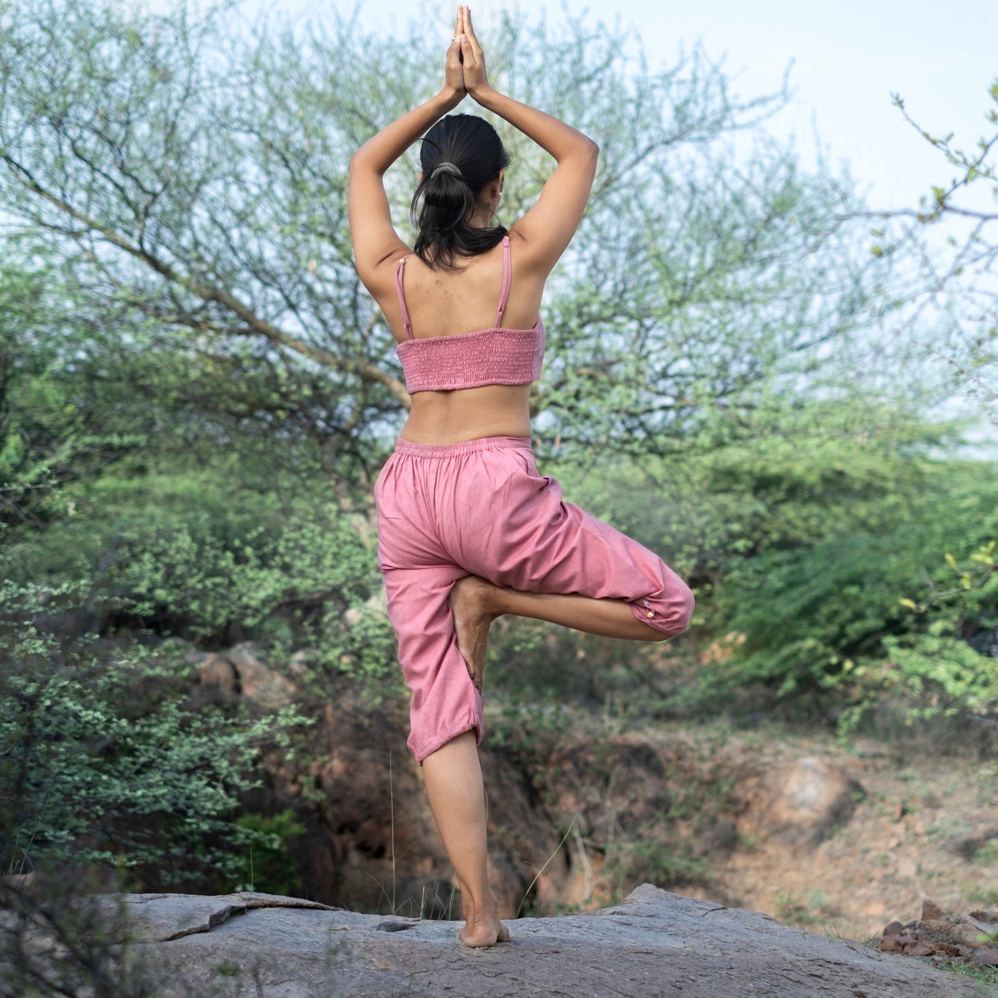 Women’s organic cotton yoga pants in pink – Akiso brand