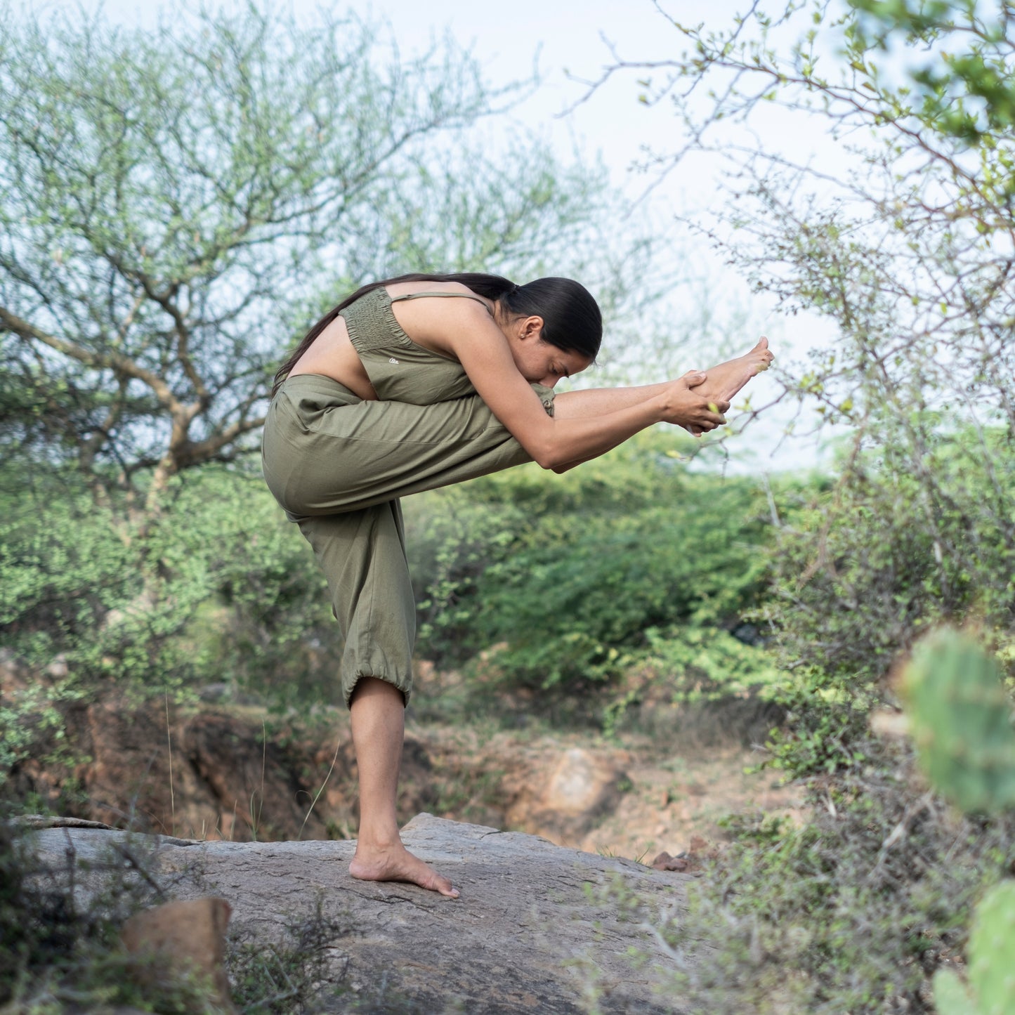Eco-friendly yoga outfit in green cotton for women