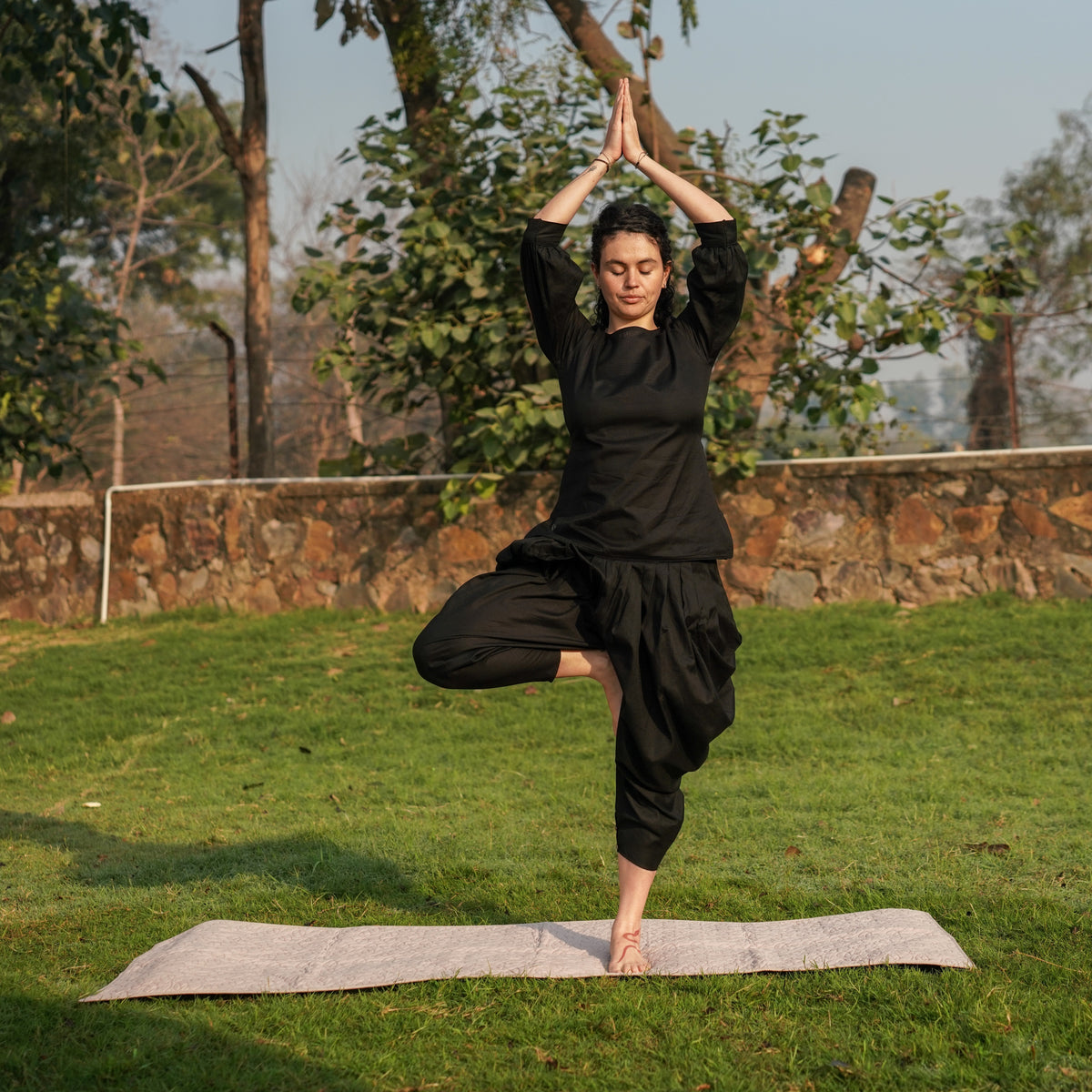 Women Cotton Yoga Pants and Yoga Top Set Black -Buddhi — view 13