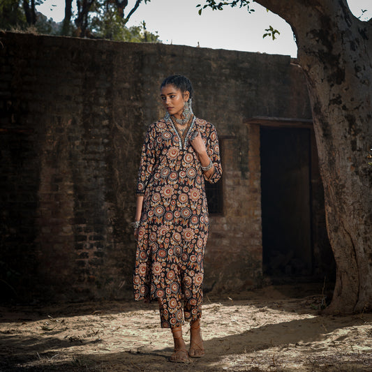 Black Block Printed Straight Kurta With Hand Embroidered Detail and Straight Pants Set ( Set Of 2 )