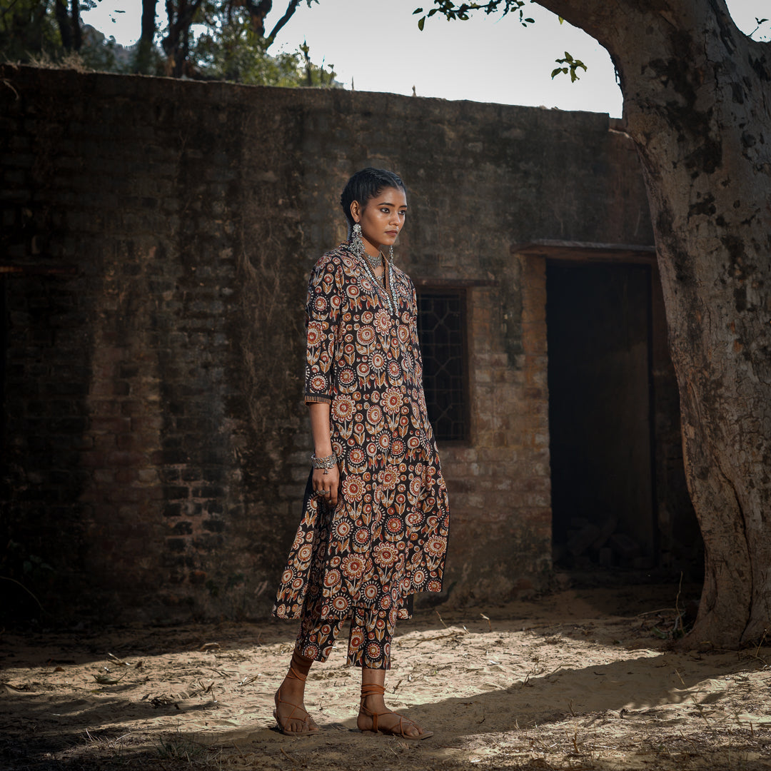 Black Block Printed Straight Kurta With Hand Embroidered Detail and Straight Pants Set ( Set Of 2 )