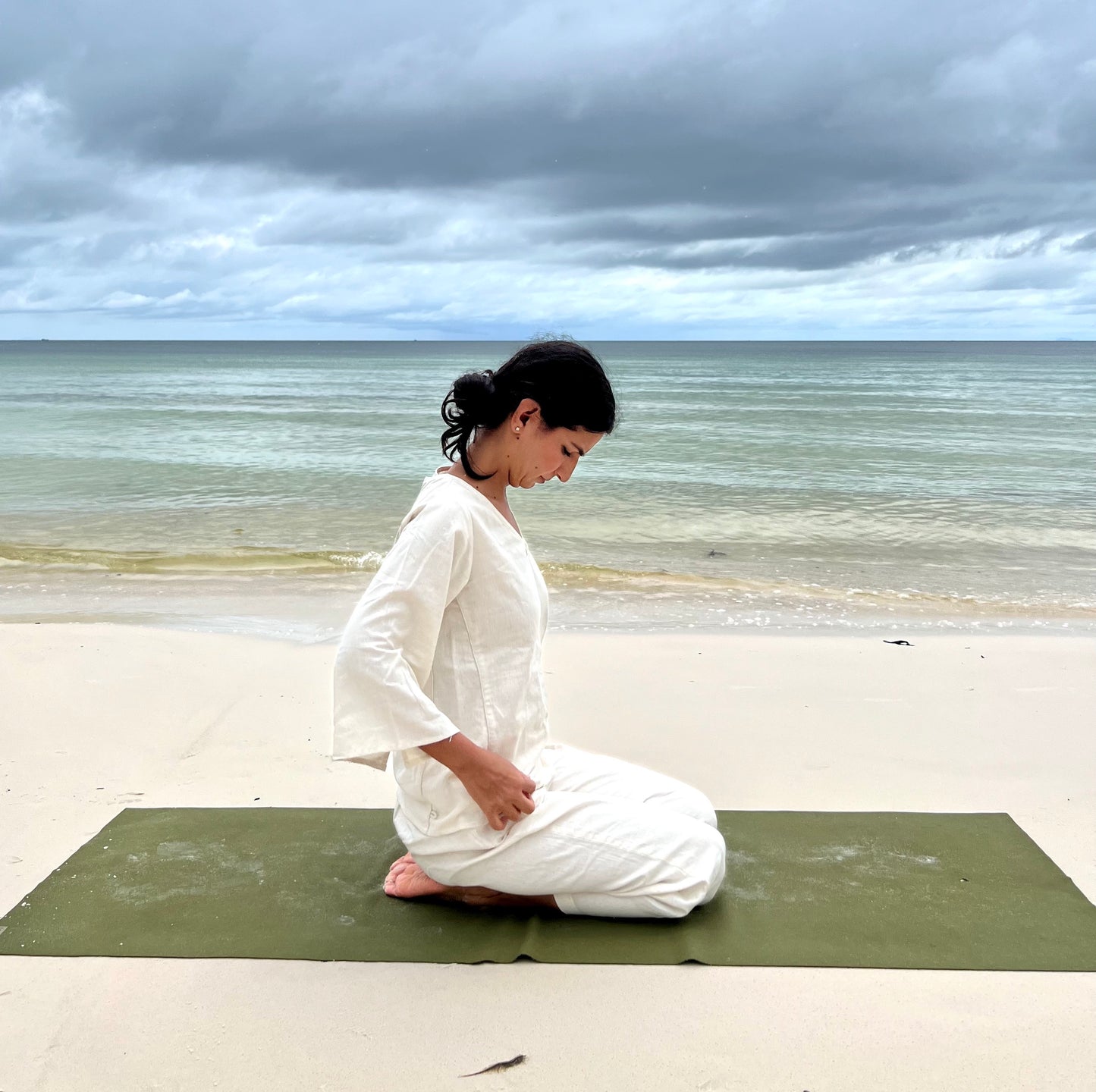 White Yoga Pants and Top Set |SURYA |AKISO