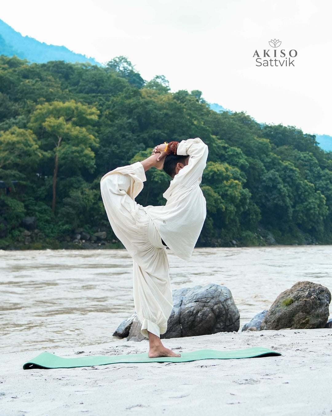 Grounded Strength: How Cotton Yoga Clothes for Men Define the Modern U.S. Practice
