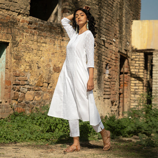 White panelled self detail kurta paired with straight fit pants
