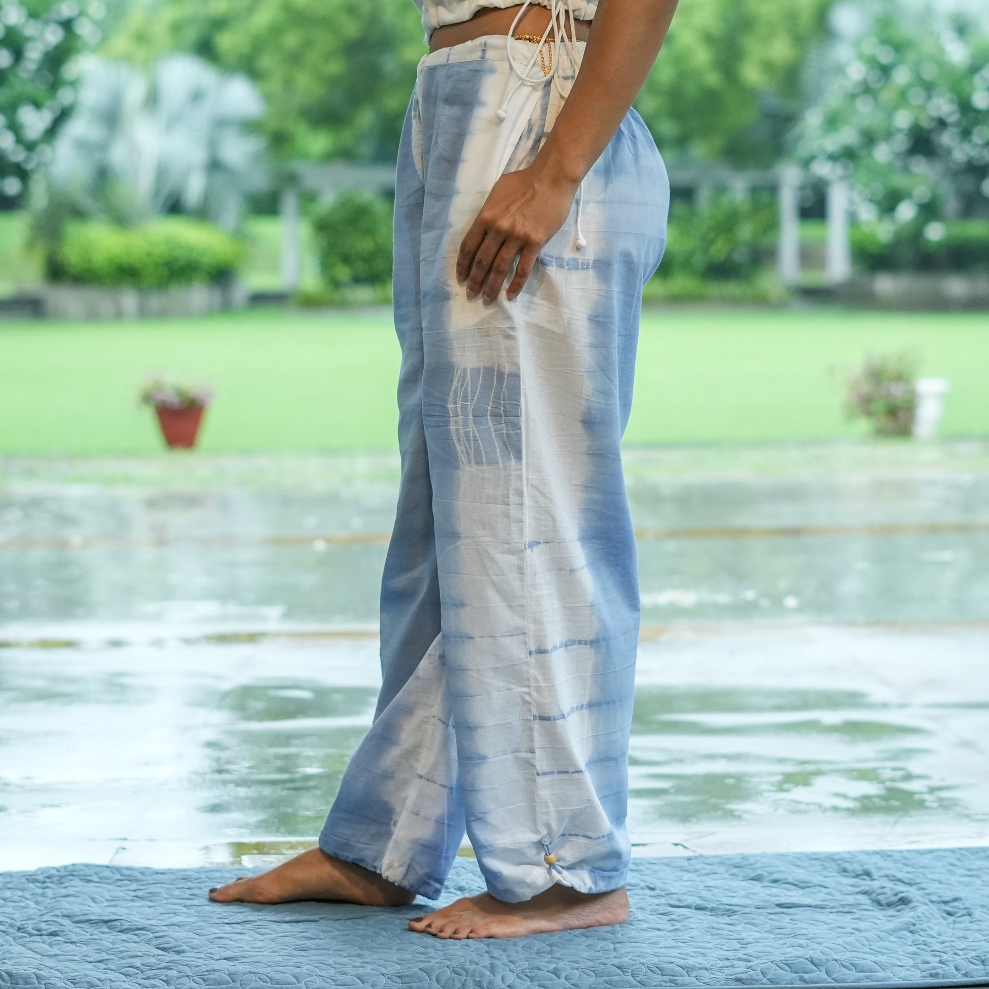 Akiso breathable yoga set – white top & tie-dye blue pants