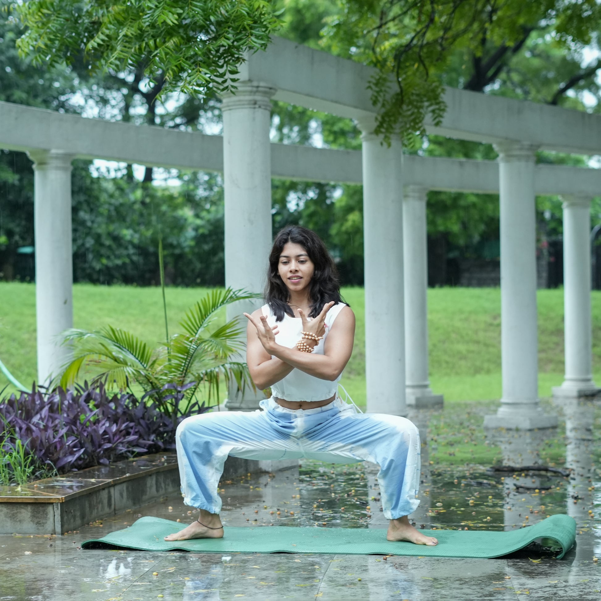 Akiso yoga set – sky blue tie and dye pants & white top