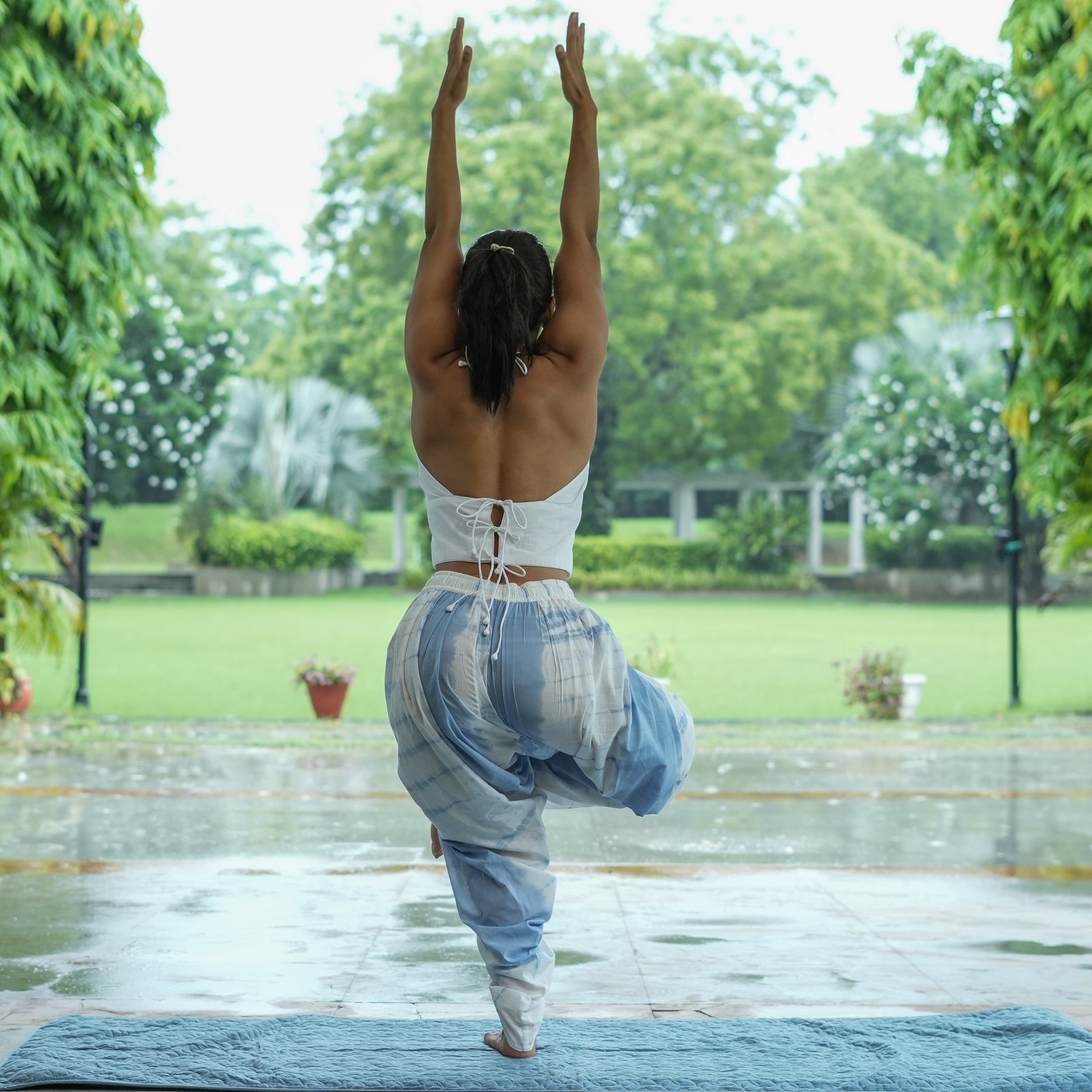 Akiso cotton yoga outfit – blue tie and dye pants & top