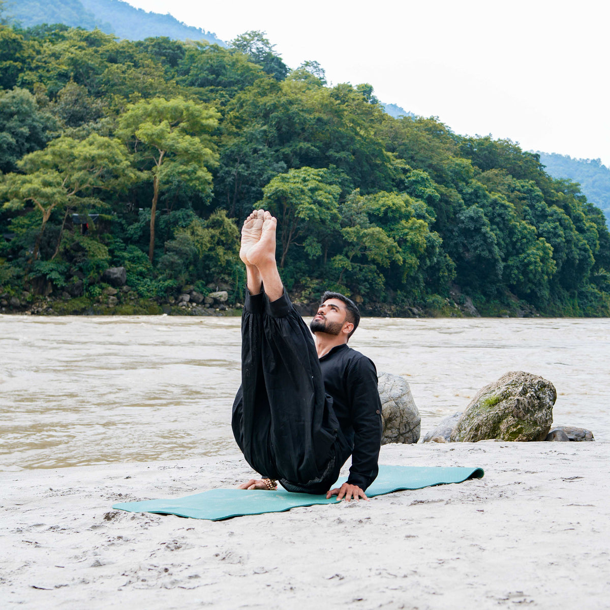 Men Yoga Pants and Yoga Top Set Black -Prithvi — view 2