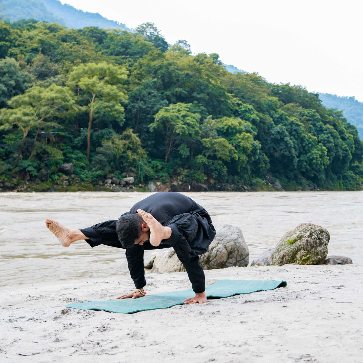 Men Yoga Pants and Yoga Top Set Black -Prithvi — view 4