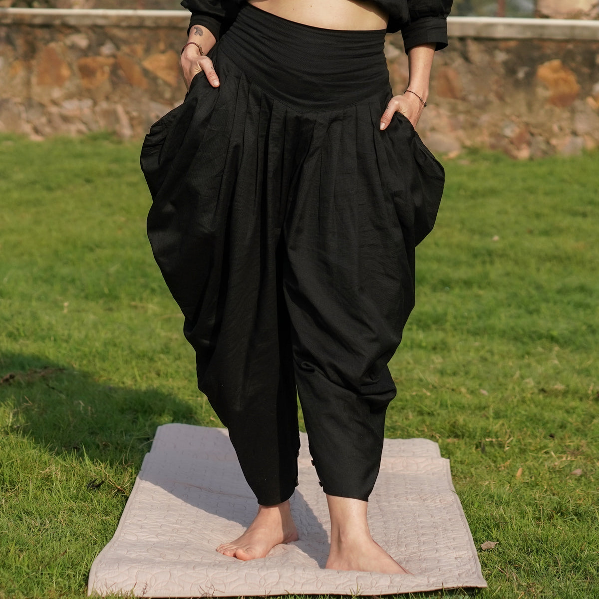 Women Cotton Yoga Pants and Yoga Top Set Black -Buddhi — view 17